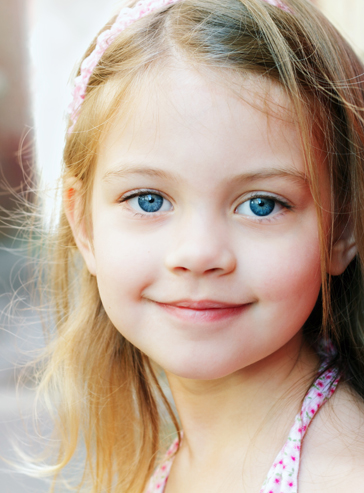 Porträt eines kleinen Mädchens mit langen blonden Haaren