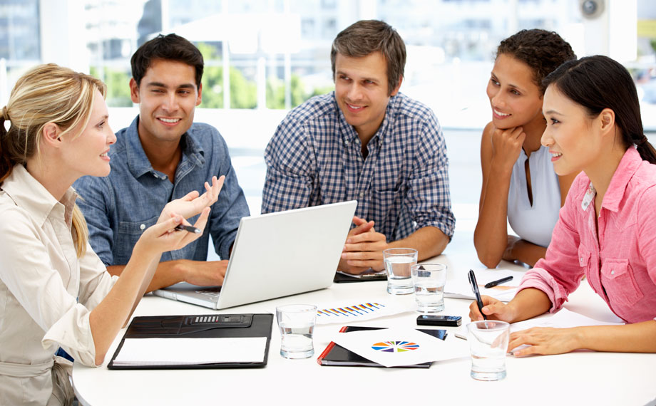 Kollegen beim Brainstorming am runden Tisch