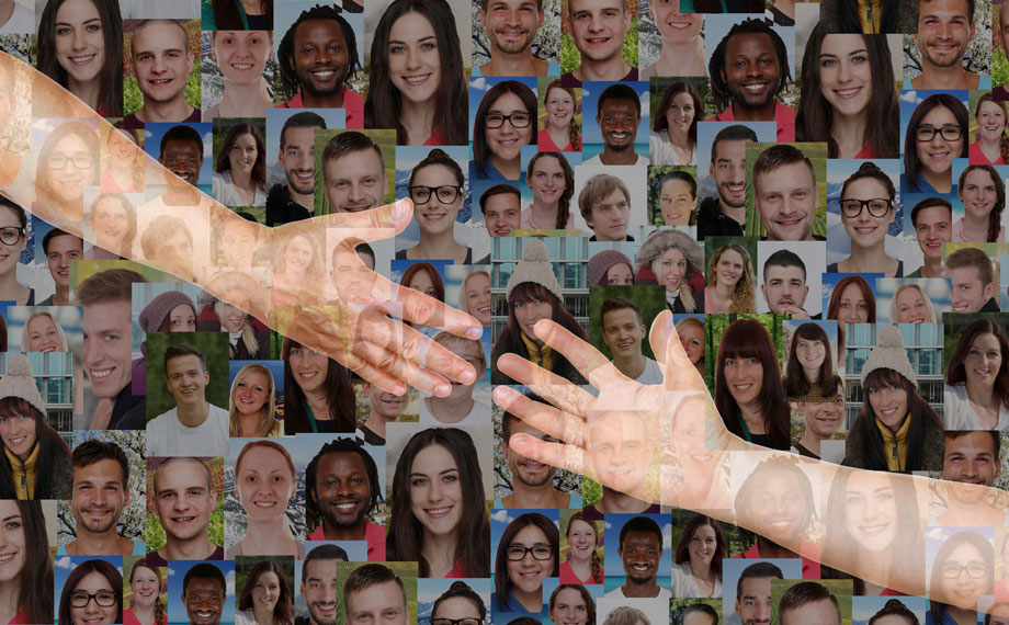 helfende Hände vor dem Hintergrund vieler Menschen