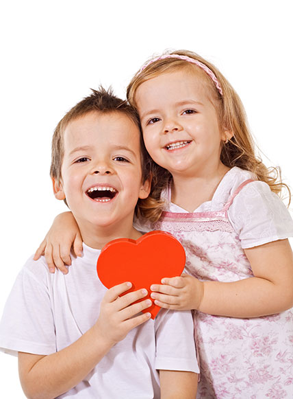 Ein kleiner Junge und ein kleines Mädchen bedanken sich mit einem Herz