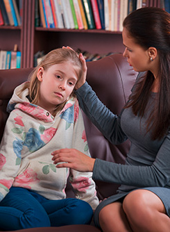 Mädchen mit erstarrten Blick bei einer Therapeutin