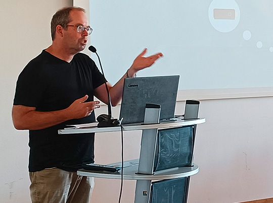 Referent Jens Kramer spricht ins Mikrofon am Rednerpult