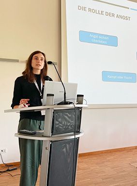 Die Referentin und Psychologin Anja Riebel spricht ins Mikrofon am Rednerpult