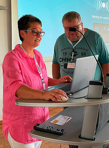 Manja Mintel und Michael Lange bei Technikvorbereitungen während der 19. Mutismus-Tagung in Heidelberg