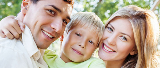 Junge Familie mit ihrem kleinen Sohn in der Mitte