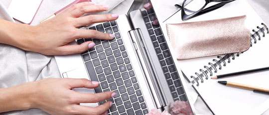 Eine Frau schreibt am Laptop