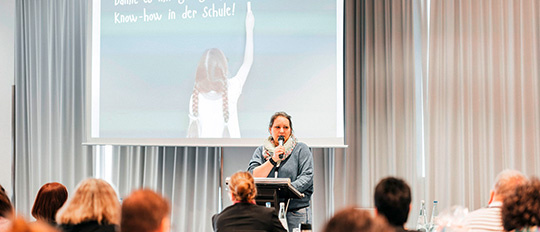 Julia Sporkmann während ihrem Referat zur Mutismus-Tagung 2024 in Berlin